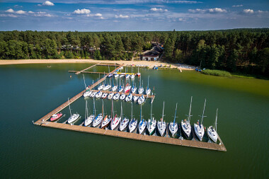 Largo Lake Resort Borsk domki nad jeziorem Wdzydze marina jachtowa karczma Bory Tucholskie