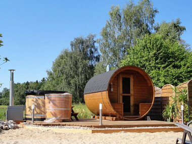 Ostoja Pawie Oko domek nad jeziorem sauna beczka prywatna plaża i jezioro Poganice pomorskie