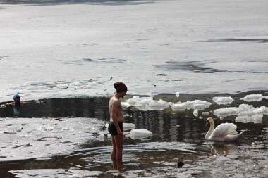 Otomin - zimowe morsowanie w Jeziorze Otomińskim