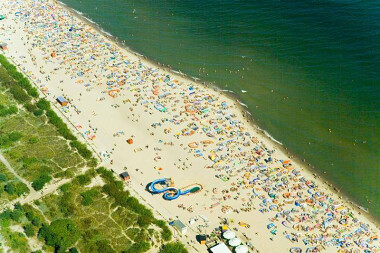 Władysławowo oferuje atrakcje, ciekawe miejsca i wydarzenia. To najpopularniejsze miejsce wakacyjne nad morzem. Na zdjęciu plaża z lotu ptaka - fot. UM Władysławowo