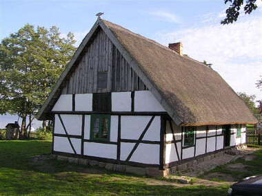 Atrakcje w Nadolu - zabytkowa chata gburska - Skansen Nadole - fot. Muzeum w Pucku