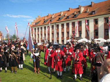 Wielka atrakcja w Gniewie - coroczna impreza rekonstrukcyjna - Vivat Vasa - bitwa pod Gniewem jest chętnie  oglądana przez dużych i małych turystów oraz mieszkańców