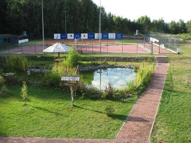 Ośrodek Rekreacyjny Stella Maris kort tenisowy Przewóz okolice Chmielna na Kaszubach w pomorskim