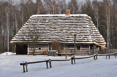 Muzeum we Wdzydzach zimą. Chałupa Kielarów z Markowej z 1804 r. -  fot. Jan Mazurkiewicz