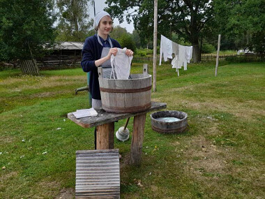 W słowińskiej zagrodzie - pranie na tarze - fot. Skansen Kluki