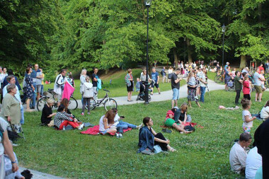 Piknikowa atmosfera przy amfiteatrze w Parku Oruńskim