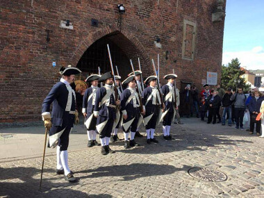 Historyczna zmiana warty - rekonstruktorzy Garnizonu Gdańsk