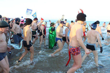 Noworoczna kąpiel morsów w Gdańsku na plaży w Jelitkowie - rozpoczęta