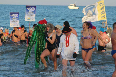 Noworoczna kąpiel morsów w Gdańsku na plaży w Jelitkowie.