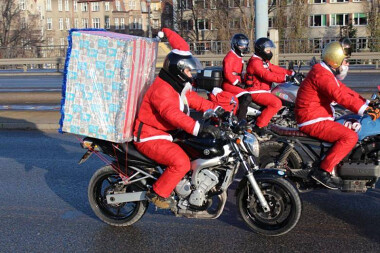 Mikołaje na motocyklach - z dużym prezentem...