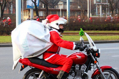 Mikołaje na motocyklach - mikołaj  z dużym workiem prezentów :-)