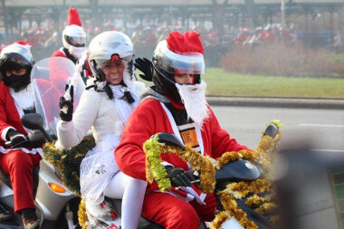 Mikołaje na motocyklach - oprócz Mikołajów trafiały się także Anioły i Śnieżynki
