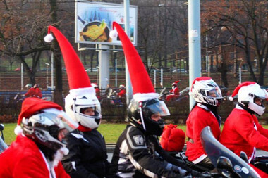 Mikołaje na motocyklach - w sztywnych czapkach :-)