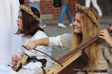 Podczas jarmarku Cysterskiego można posłuchać dawnej muzyki granej na zrekonstruowanych instrumentach.