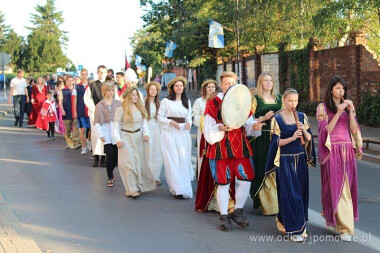 Uroczysty pochód z okazji Jarmarku Cysterskiego w Pelplinie