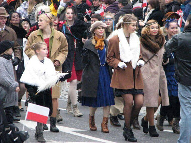 Uczestnicy parady w Gdyni przebrani w stronie z lat międzywojennych