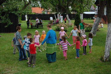Dziecięca Zagroda w Swołowie przypomina maluchom dawne gry dziecięce