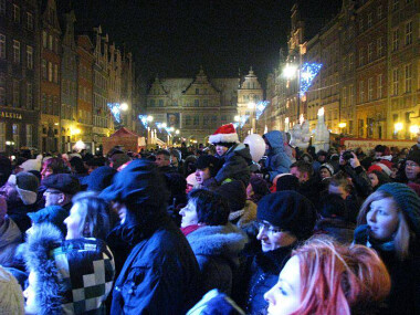 Licznie zebrani gdańszczanie - przed sceną na Długim Targu w Gdańsku