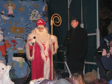 Prezydent Gdańska i Święty Mikołaj tuż przed zapaleniem światełek na choince