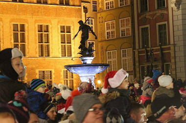 Dzieci i dorośli czekają na Świętego Mikołaja oraz zapalenie światełek na Gdańskiej Choince