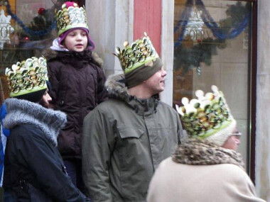 Orszak Trzech Króli - Gdańsk - publiczność chętnie ubiera świąteczne korony