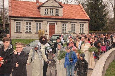 Inscenizacja Niedzieli Palmowej - uroczysty wjazd Jezusa do Jerozolimy - fot. www.facebook.com/informacjaPelplin