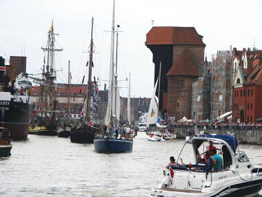 Zlot Żaglowców Gdańsk - Baltic Sail - na tle symbolu - gdańskiego Żurawia