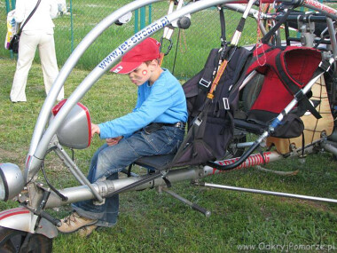 Trajka czyli motoparalotnia PPGG (Powered Paraglider with Gear) - posiadająca podwozie. Na zdjęciu wersja 2 osobowa. Taki sprzęt zobaczymy podczas Festiwalu Wiatru w Ustce