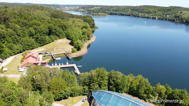 Piękne jezioro Brodno Wielkie i Centrum Sportów Wodnych w pobliżu estrady