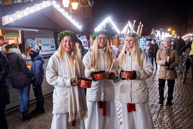 Dziewczęta z Kalmaru (Szwecja) odwiedzają Jarmark Bożonarodzeniowy - fot. Dominik Paszliński