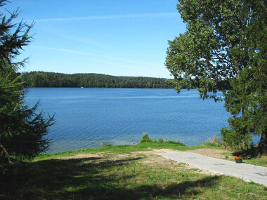 Zgorzałe - nad jeziorem Raduńskim Górnym. W pobliżu znajduje się malownicza wysepka (niewidoczna na zdjęciu)