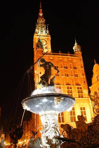 Gdańsk w nocy - Fontanna Neptuna na tle Ratusza