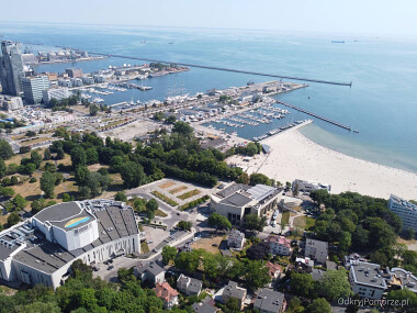 Gdynia Śródmieście - Teatr Muzyczny, plaża miejska, Sea Tower (po lewej)