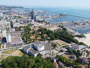 Gdynia Śródmieście i  port w Gdyni. Na pierwszym planie Teatr Muzyczny
