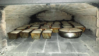 Pieczenie swojskiego chleba 🍞 w tradycyjnym piecu - Willa Tradycja w Węsiorach - zaprasza na Kaszuby