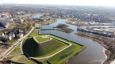 Bastion Żubr w Gdańsku - widok na Opływ Motławy - fosę otaczającą bastiony