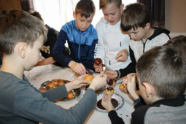 Przygotowanie babeczek w czekoladzie Fot. Agroturystyka U Miodowskich - Pierszczewo - Kaszuby  (1)
