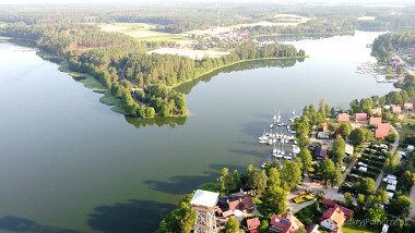 Jezioro Radolne - po lewej i Jezioro Jelenie - po prawej, w środku wieża widokowa we Wdzydzach