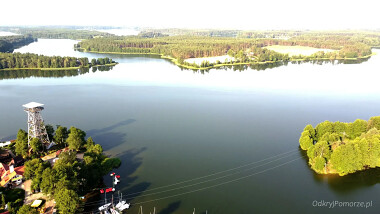 Jezioro Wdzydze na wprost,  Radolne po prawej, Gołuń - po lewej