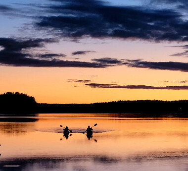 Wdzydze, kajaki na jeziorze o zachodzie słońca - fot. Kasia Śmigielska Stanica PTTK Wdzydze