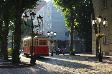 Zabytkowy tramwaj w Słupsku - symbol dawnego Słupska na ulicy Nowobramskiej