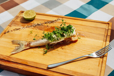 Świeży sandacz piczony z masłem czosnkowym i świeżymi ziołami - restauracja Four Winds Piaski Krynica Morska