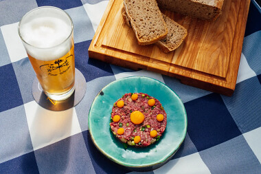 Tatar wołowy z polędwicy + piwo lager + chleb żytni na własnym zakwasie z mąki bio - Restauracja Four Winds Piaski Krynica Morska