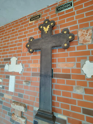 Krzyż trójlistny, krzyż koniczynowy, krzyż św. Łazarza – ramiona zakończone są ornamentem potrójnego liścia koniczyny. Fot. Zamek Zaborski, Kaszuba