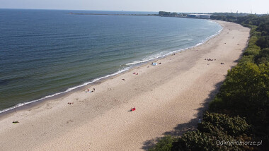 Szeroka plaża nad morzem  w Gdańsku Brzeźnie