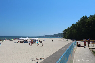 Kameralna plaża w Rozewiu koło Łebskiego Źlebu - wzdłuż bulwaru spacerowego pod rozewskim klifem