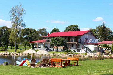 Rodzinne wakacje z dziećmi na Kaszubach - Agro Zahary Wołcza Mała - plaża nad stawem