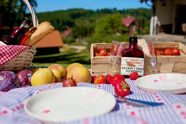 Aromatyczna nalewka z owoców sezonowch - Restauracja i Gościniec Malinówka - Krzeszna koło Wieżycy