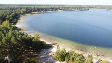 Jezioro Drzęczno to prywatny zbiornik dostępny dla kąpieli i plażowania