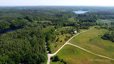 Okolice Salina obfitują w lasy. Fragment Jeziora Salińskiego po prawej, Jezioro Czarne - po prawej. W środku, niewidoczne, Jezioro Leśne.